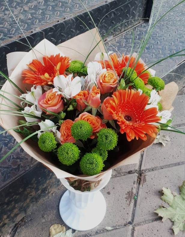 Букет цветов из: Герберы, Хризантемы, Альстромерии и Розы в Пурпе