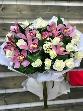 Букет цветов из: Розы и Хризантемы в Пурпе