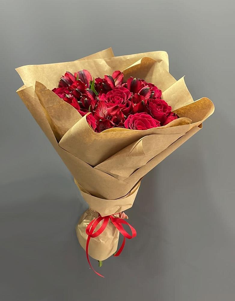 Букет цветов из: Альстромерии и Розы в Пурпе