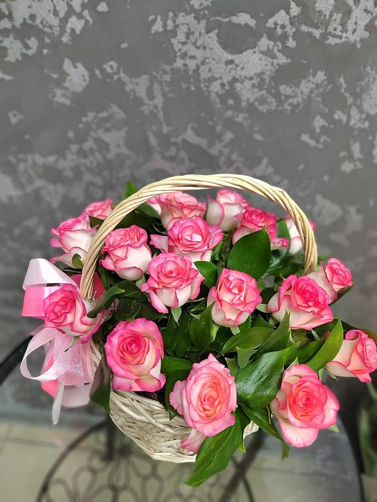 Цветочная композиция из Розы в корзине в Пурпе