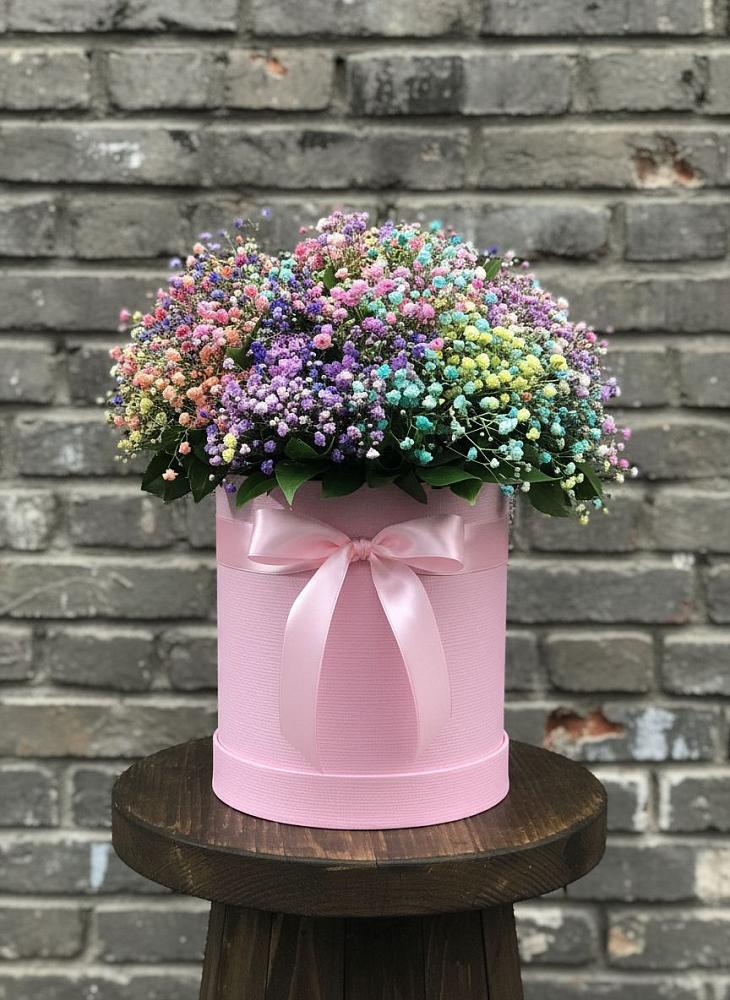 Цветочная композиция из Гипсофила и Розы в шляпной коробке в Пурпе