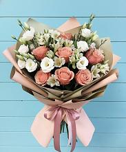 Букет цветов из:  Розы, Альстромерии и Лизиантусы в Пурпе