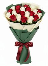 Букет Микс из красных и белых роз в Пурпе