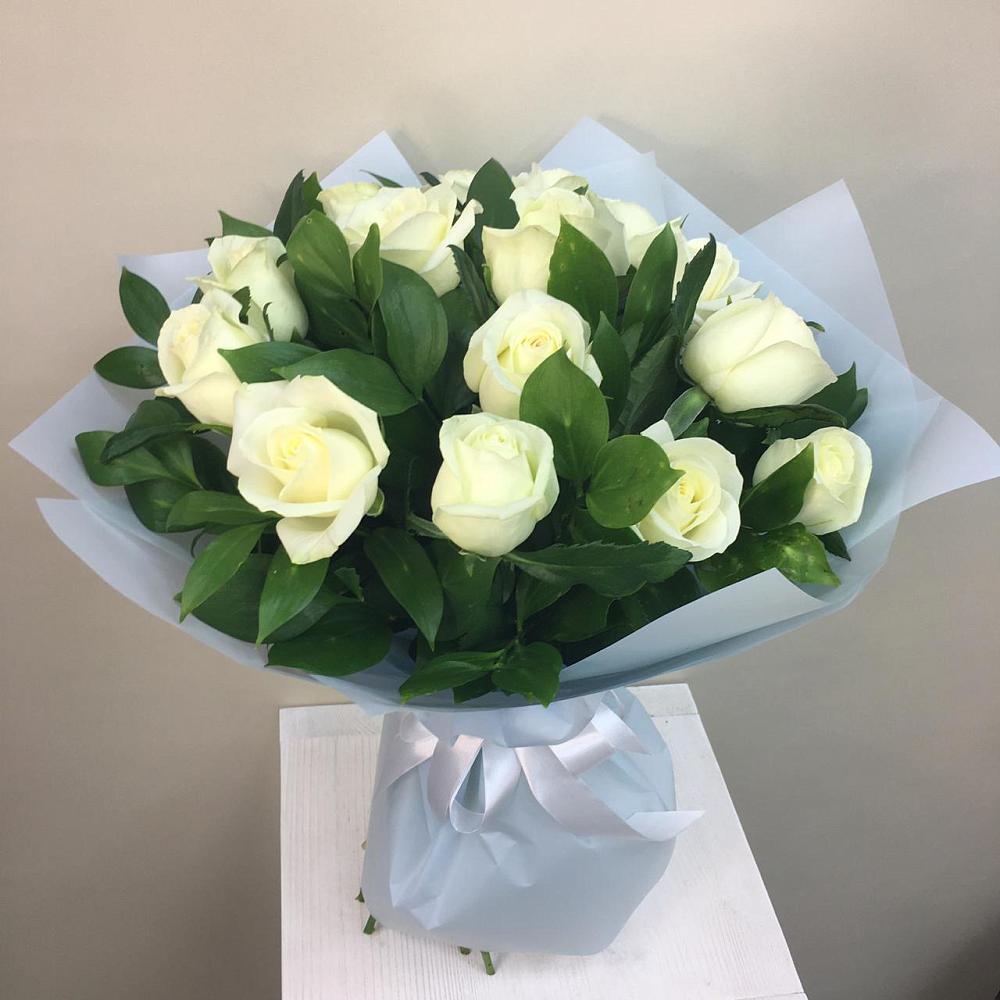 Букет 15 Белых роз Проуд в Пурпе