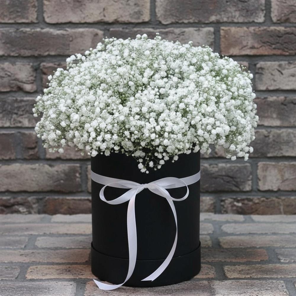 Цветочная композиция из Гипсофила в шляпной коробке в Пурпе