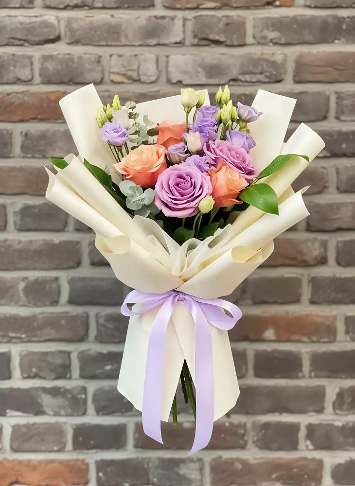 Букет цветов из: Лизиантусы и Розы в Пурпе