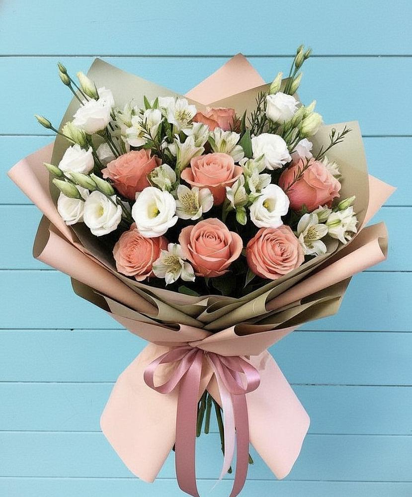 Букет цветов из: Розы, Альстромерии и Лизиантусы в Пурпе