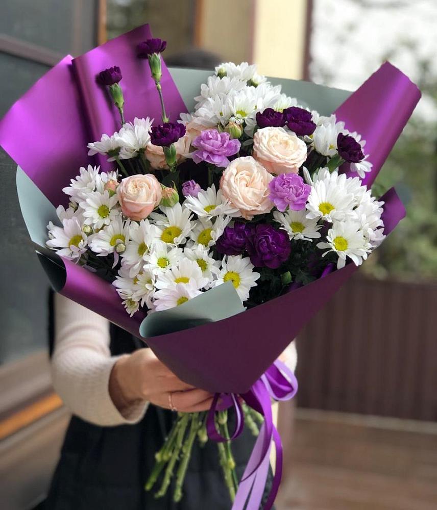 Букет цветов из: Хризантемы, Гвоздики и Розы в Пурпе