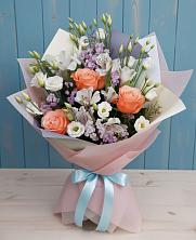 Букет цветов из:  Лизиантусы, Розы, Альстромерии и Гипсофила в Пурпе