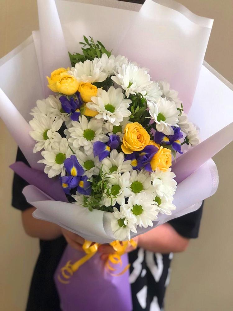 Букет цветов из: Ирисы, Хризантемы и Розы в Пурпе