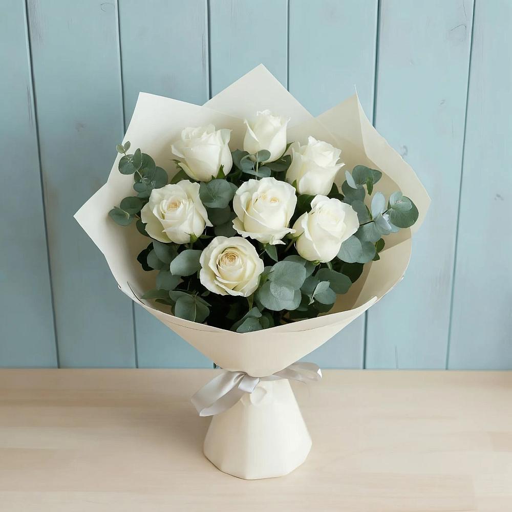 Букет Белые розы в Эвкалипте в Пурпе