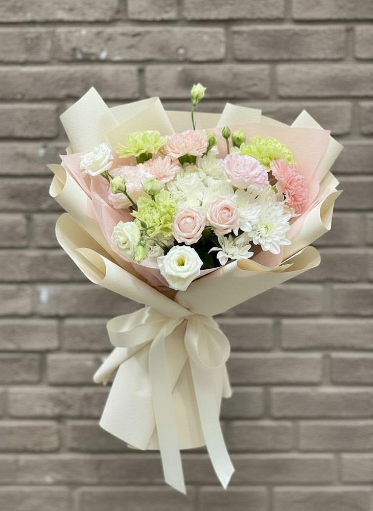 Букет цветов из: Гвоздики, Розы, Лизиантусы и Хризантемы в Пурпе