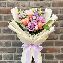 Букет цветов из:  Лизиантусы и Розы в Пурпе