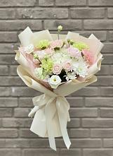 Букет цветов из:  Гвоздики, Розы, Лизиантусы и Хризантемы в Пурпе