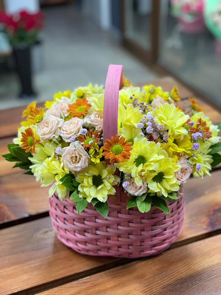 Цветочная композиция из Хризантемы и Розы в корзине в Пурпе