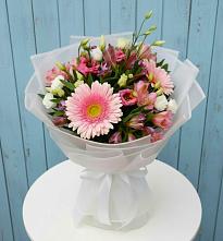 Букет цветов из:  Герберы, Альстромерии и Лизиантусы в Пурпе