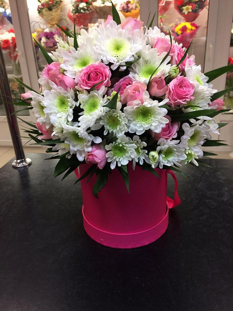 Цветочная композиция из Розы и Хризантемы в шляпной коробке в Пурпе