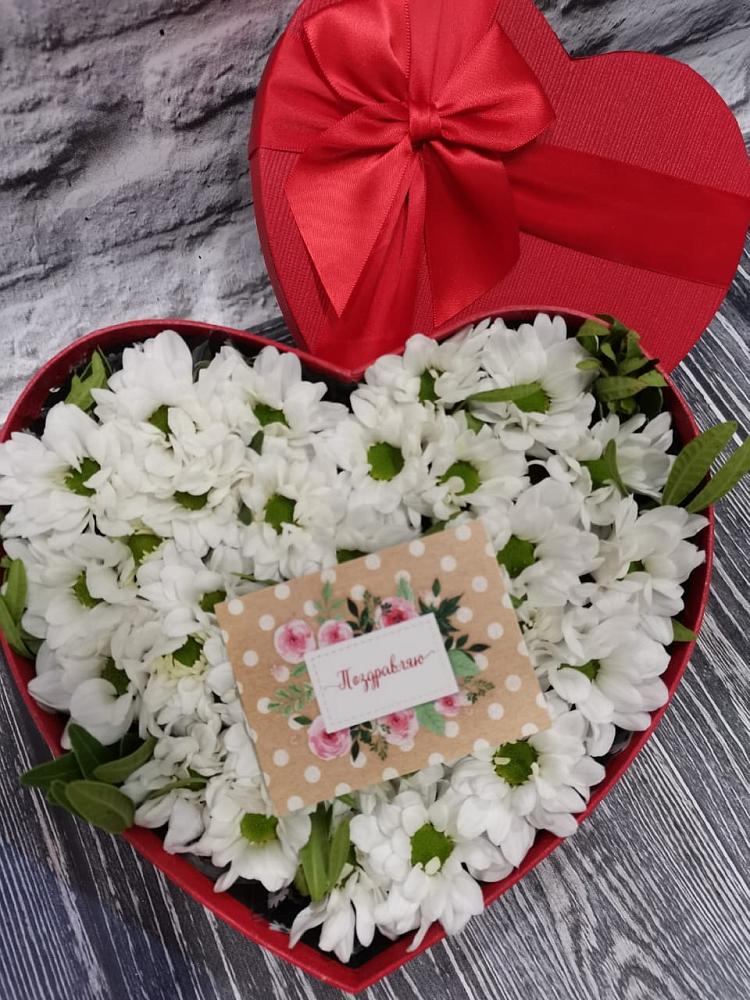 Цветочная композиция из Хризантемы в виде сердца в Пурпе