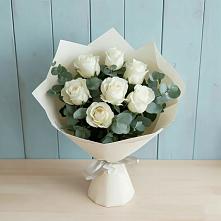 Букет Белые розы в Эвкалипте в Пурпе