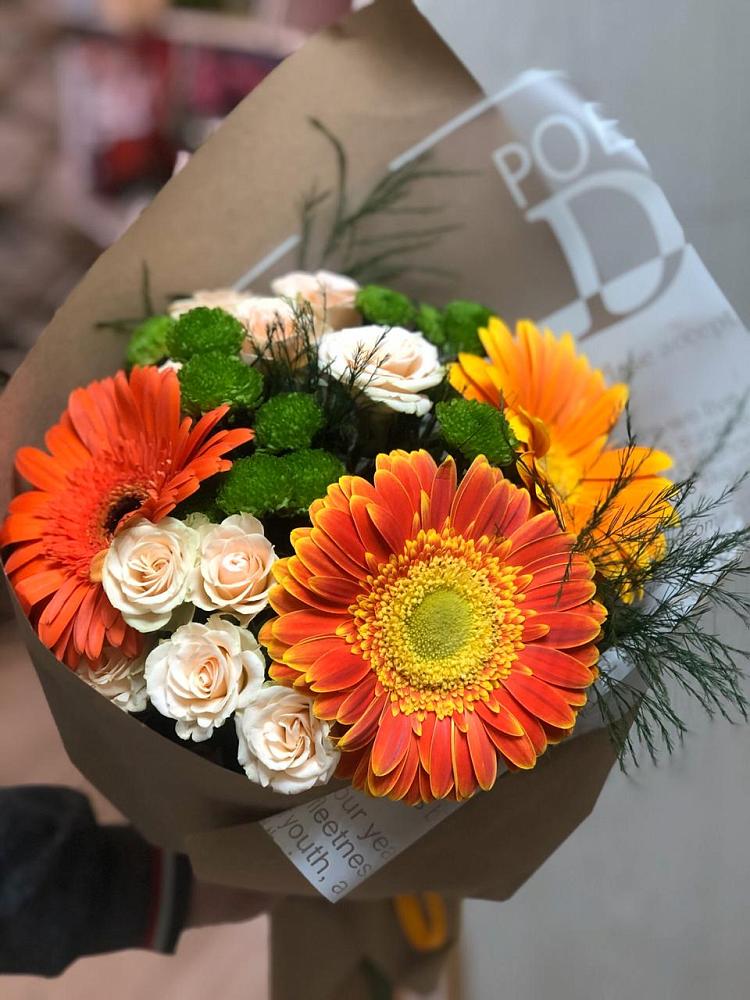 Букет цветов из: Герберы, Хризантемы и Розы в Пурпе