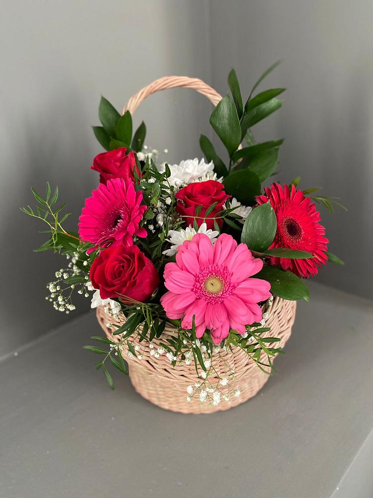 Цветочная композиция из Розы, Хризантемы и Герберы в корзине в Пурпе