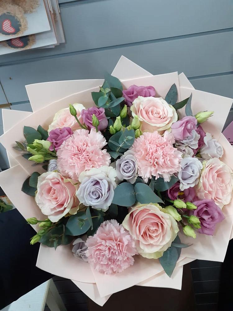 Букет цветов из: Розы, Гвоздики и Лизиантусы в Пурпе