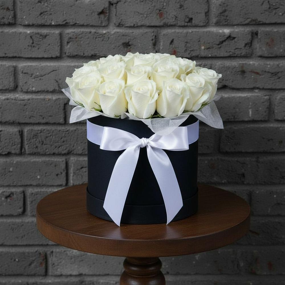 Цветочная композиция из Розы в шляпной коробке в Пурпе