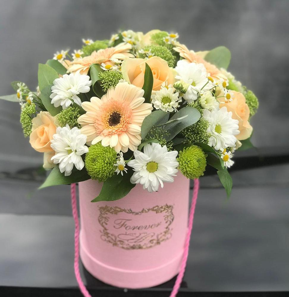 Цветочная композиция из Розы, Герберы и Хризантемы в шляпной коробке в Пурпе