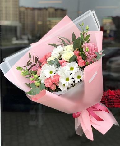 Букет цветов из: Розы, Лизиантусы и Хризантемы в Пурпе